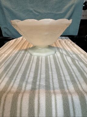 Anchor Hocking Milk White Glass Footed Fruit Bowl Grape Vine Leaf Pattern